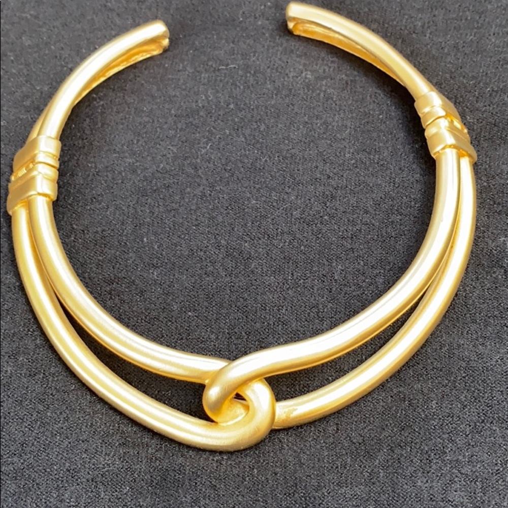 Brushed gold knotted collar. EUC.